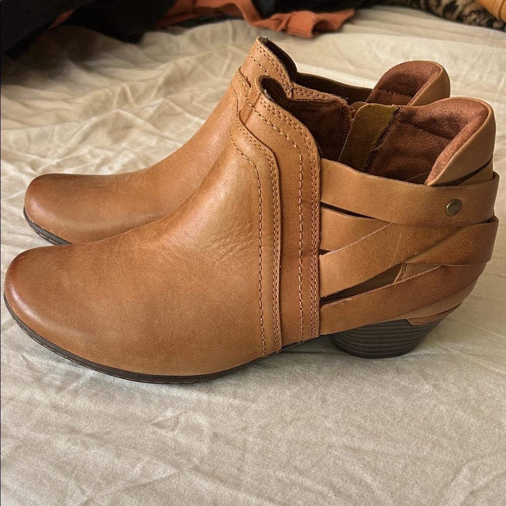 Cobb Hill Laurel Woven Boot Tan Ankle Booties